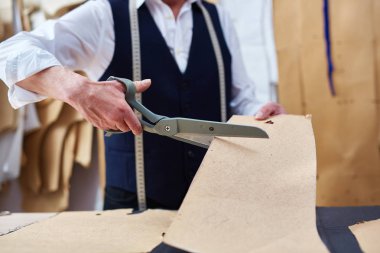 Tanınmayan terzi Atölyesi studio çalışma giysi ve kesim kumaş ile büyük makas yapma portresi