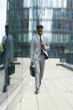 Zarif Aracısı müşterisiyle randevusu için yürürken mesajlaşma