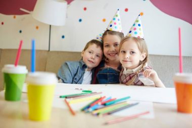 Kafede sevgi gösteren çocukların doğum günü partisi parti