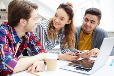 Beyin fırtınası ve fikir paylaşımı zeki öğrenciler