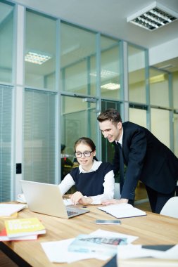 Genç online finansal araştırma yapma ve satış oranları kontrol brokerleri