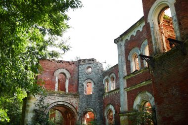 Eski püskü ve terk edilmiş evde yeşil ağaçları ile çevrili ilçe sınırı