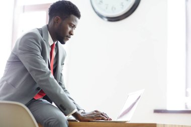 Zarif işadamı Office ağ üzerinde konsantre