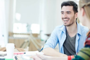 Öğrenci ve onun groupmate ders sırasında gülüyor