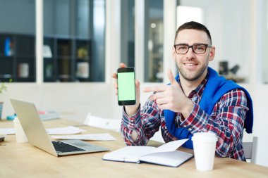 Mutlu bir adam ile onun ekranında işaret smartphone