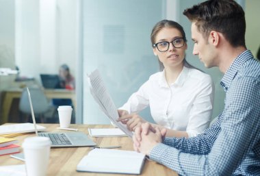 Şirket ilerleme modern yönetim kurulu toplantısı yaparken ifade eden mali rakamlar analiz işçi genç beyaz yaka