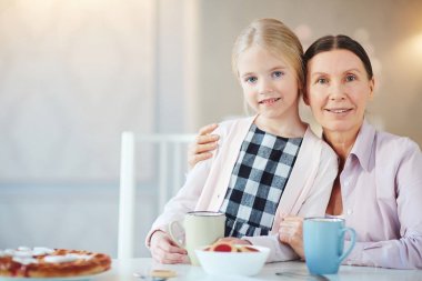 Sevgi kız ve büyük annesi evde