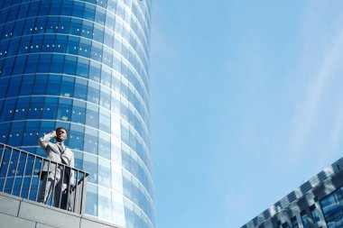 Mobil Ajan modern ofis binası arka plan üzerinde iletişim