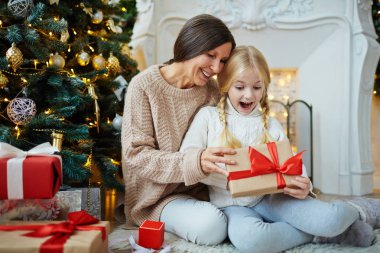 Giftbox xmas büyükannesinden mevcut ile sürpriz kız