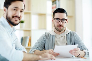 Genç ekonomistler tarafından işyeri belgelerle çalışma