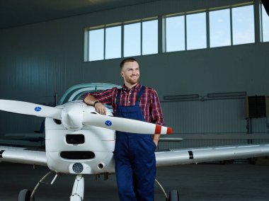 İşçi Onarım Servisi ayakta yolcu uçağı tarafından