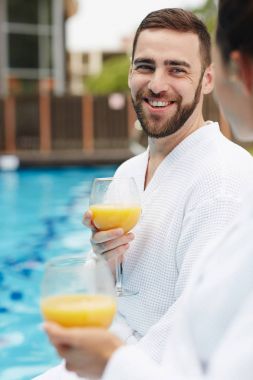 Mutlu adam ile bardak suyu karısına tatil sırasında spa resort adlı konuşuyor.