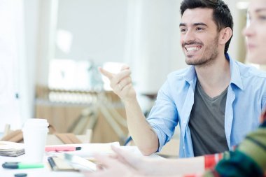 Bir şey groupmate dikkatini çeken genç adam