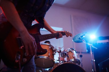 Tanınmayan müzisyen konser, loş ışık gitar dizeleri odaklanmak sırasında kentsel club, sahnede gitar çalmak orta kesit portresi