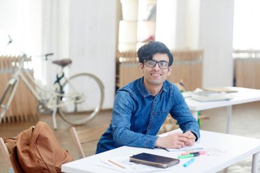 Genç uzman danışma sınıf başına oturmuş