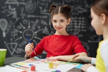 Kamera resim resimler sırasında arkadaşıyla sanat ders sırasında okul blackboard karşı oturma seyir oldukça küçük kız portresi
