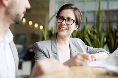 Mutlu erkek işadamı fikirler için dinleme