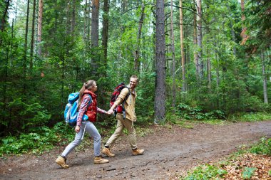 Çift sumemr günde orman yolu yürüyen turist