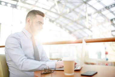 Çağdaş bankacı online finansal verilere bakarak