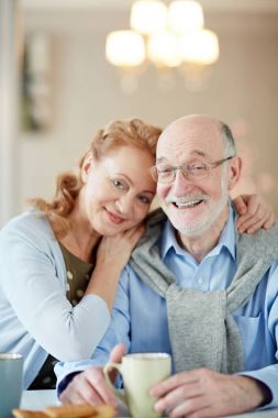 Sevdalı eşler evde çay içiyor