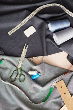Portre resim gri kumaş dikiş öğeler: teyp ölçme ve makaralar dikiş makas,
