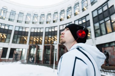 Erkek giyim ve süre eğitim şehrin kültürel mimari bakarak kulaklık