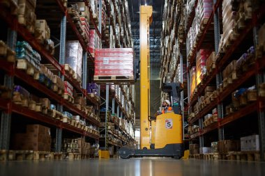 Forklift kamyon ayakta koridordaki büyük ölçekli raflar arasında