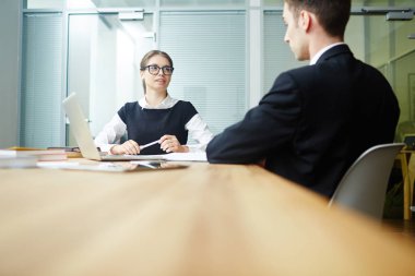 Ofiste genç başvuru için konuşmak ve onun becerilerini tartışırken işveren