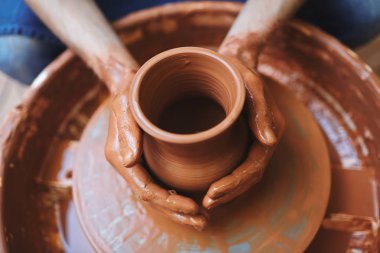 Çanak çömlek esnaf şamot testiler onun atelier yapma