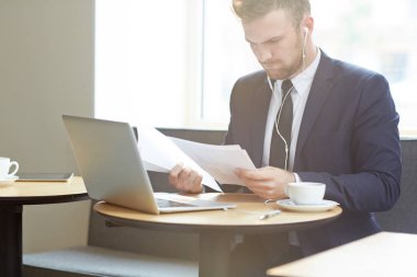 Genç finansçı mali belgeleri okumaya konsantre