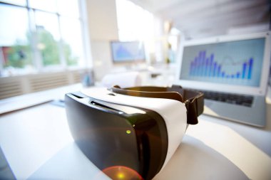 Ahşap masa, geniş açık plan Office arka plan üzerinde iç yalan Vr kulaklık yakın çekim çekim flare lens