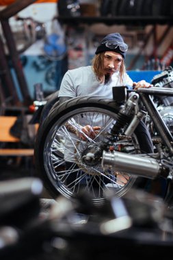 Genç tamirci ya da garajda çalışan teknisyeni