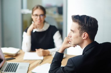 Genç dalgın Yöneticisi ve arka plan üzerine arkadaşı