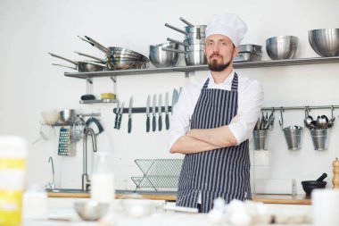 Çapraz kollu Şef işyeri kameraya bakarak