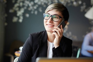 Mutlu genç broker cellphone tarafından istemciye konuşuyor
