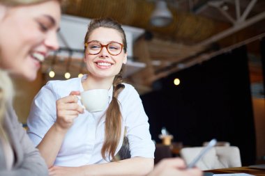 Hoş kokulu kahve ve güzel kafede bir araya süre hoş sohbet keyfi neşeli güzel arkadaşlar