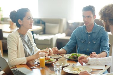 Genç arkadaşları ya da kafede öğle tarafından proje tartışıyor öğrenciler