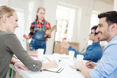 Mutlu grup görev çalışma alanı tarafından tartışıyor