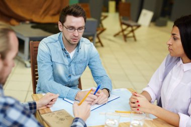 Dalgın grup fikirleri ifade üzerinde konsantre