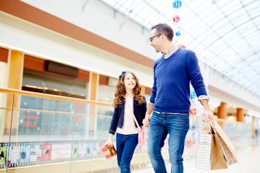 Baba ve kızı alışveriş merkezi yürüme ve konuşma