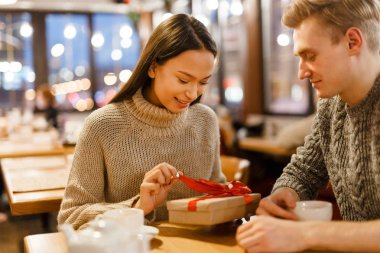 Sürpriz kız hediye-erkek arkadaşı kutusundan açma