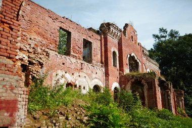 Yarı harap duvarları ormandaki bir yere ihmal edilen İnşaat
