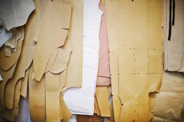 Stüdyo terzilik birçok kağıt kalıpları üzerinde arka plan görüntüsünü duvar