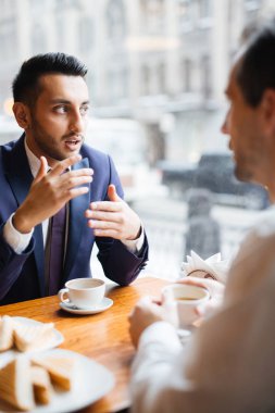 Kahve molası sırasında iki işadamlarından iletişim