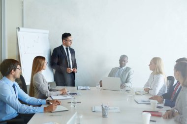 Beyaz yakalı işçiler grup birlikte antrenman yaparken modern yönetim kurulu odasında toplandı
