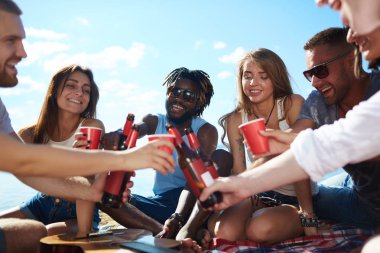 Mutlu genç arkadaşları gözlük içecekler ve bira ile kızartma