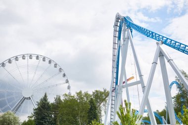 Eğlence Parkı, uzun boylu dönme dolap ve roller coaster rides geniş çekim resim izlemek