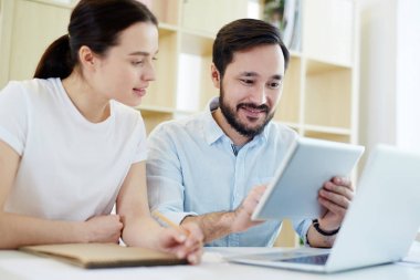 Net tarama ve için gerekli verilere bakarak becerikli alet ile iş adamları