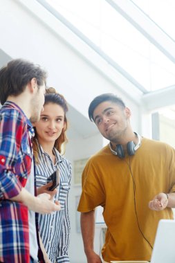 Beyin fırtınası ve fikirleri tartışmak samimi öğrenciler