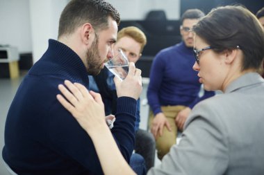 Onun meslektaş diğer meslektaşları arasında su ile güven verici yardımcı kadın